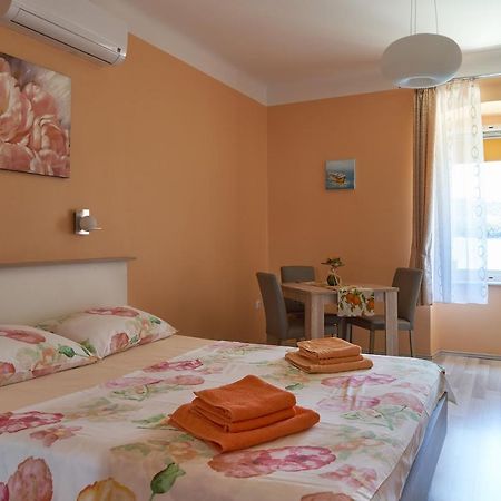 Apartments Nives Cres Exterior photo